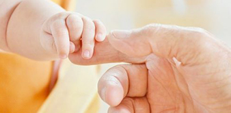Mains bébé et parent